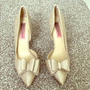 BETSEY JOHNSON gold heels